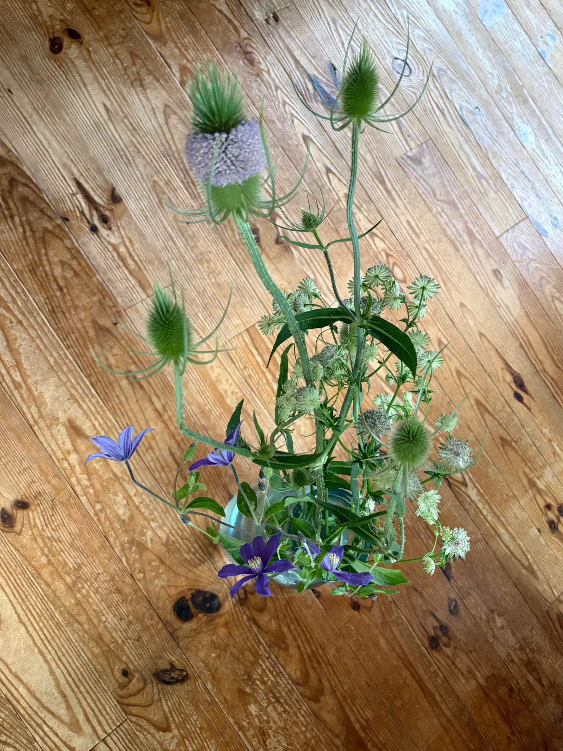 ガラスの大きな花瓶にいけた花の写真