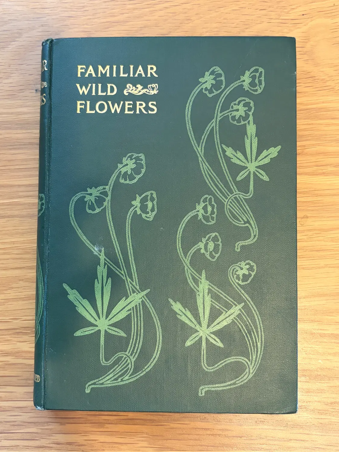 緑色の本の写真。表紙には金色でFAMILIAR WILD FLOWERSと書いてある